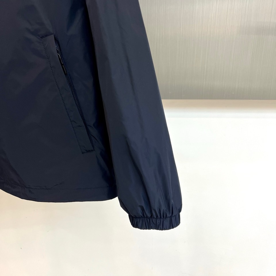 Bur巴宝莉、2026春夏新品夹克，以简约立领设计开启活力春夏季篇章，利落线条勾勒休闲型格。胸前撞色刺绣