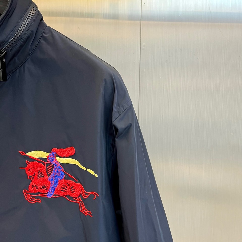 Bur巴宝莉、2026春夏新品夹克，以简约立领设计开启活力春夏季篇章，利落线条勾勒休闲型格。胸前撞色刺绣