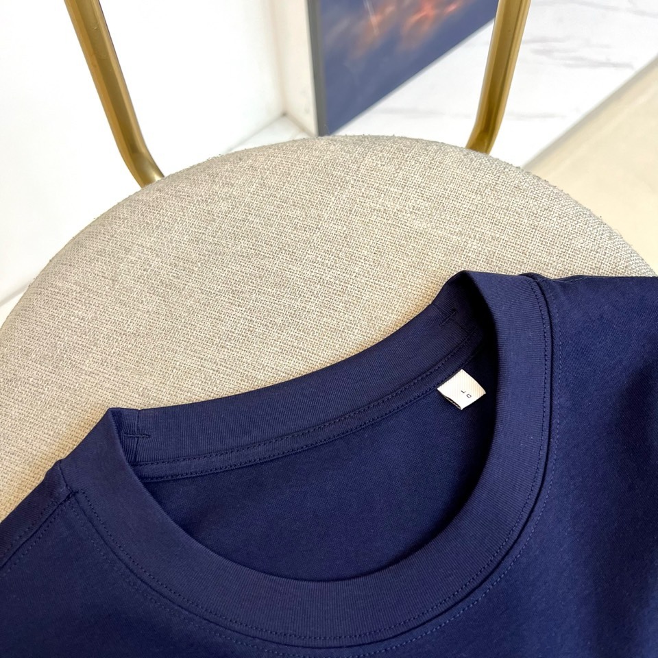 Bur巴宝莉、2026春夏新品短袖T恤，以100%纯棉面料打造，柔软亲肤、透气吸汗，经典圆领简约大气，宽