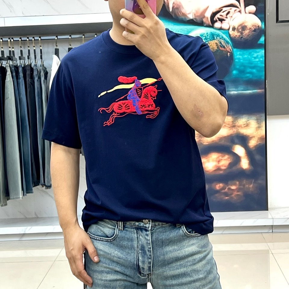 Bur巴宝莉、2026春夏新品短袖T恤，以100%纯棉面料打造，柔软亲肤、透气吸汗，经典圆领简约大气，宽