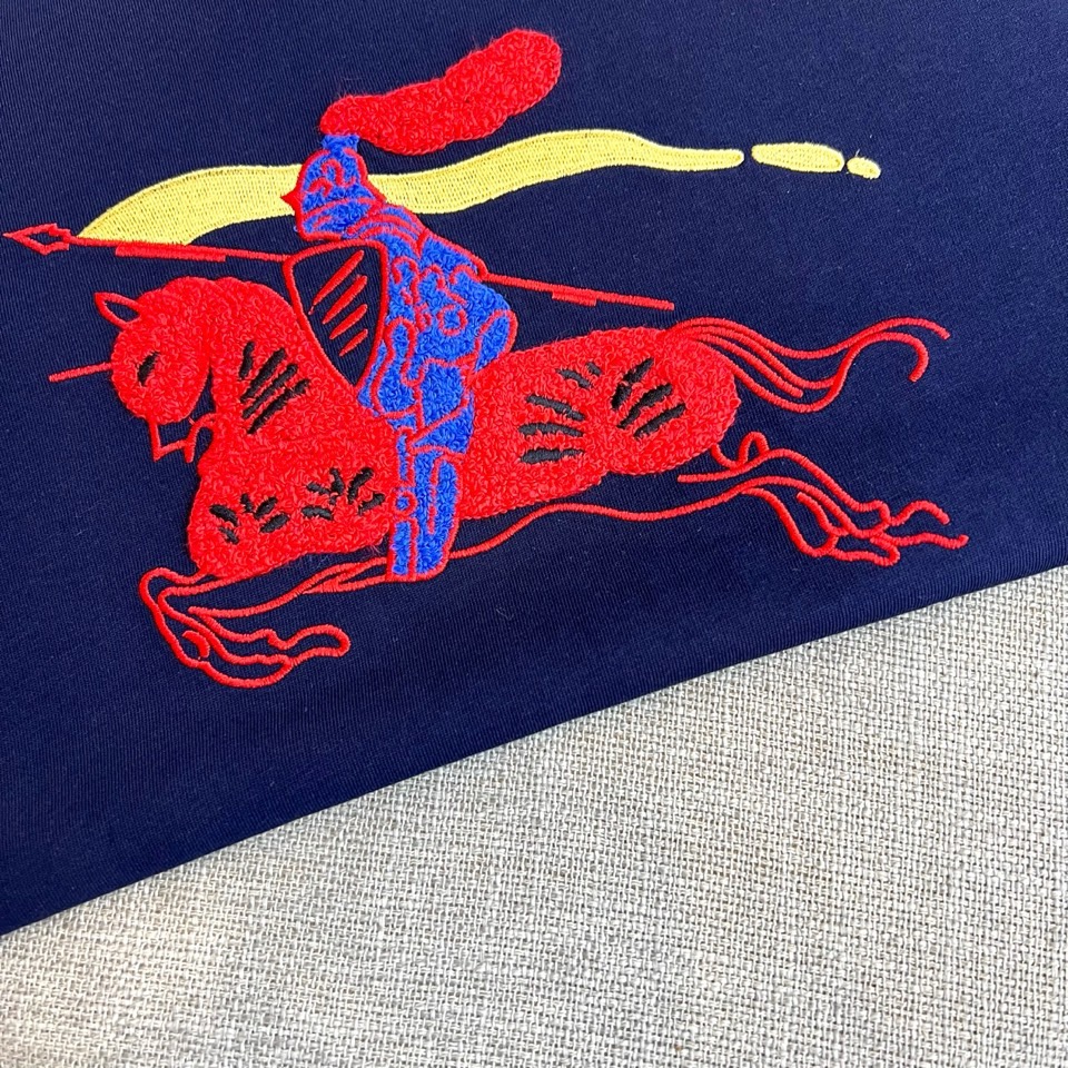 Bur巴宝莉、2026春夏新品短袖T恤，以100%纯棉面料打造，柔软亲肤、透气吸汗，经典圆领简约大气，宽