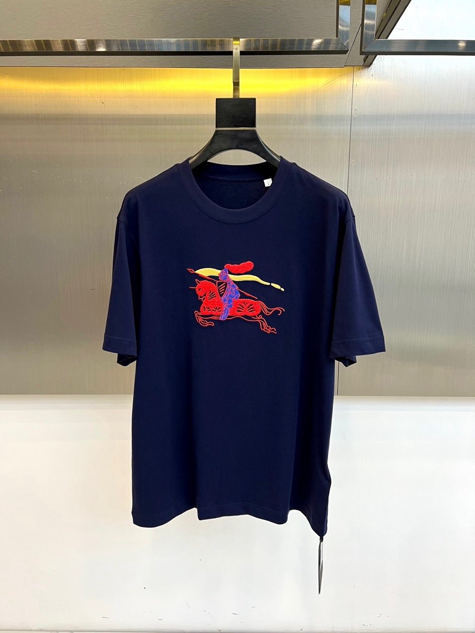 Bur巴宝莉、2026春夏新品短袖T恤，以100%纯棉面料打造，柔软亲肤、透气吸汗，经典圆领简约大气，宽