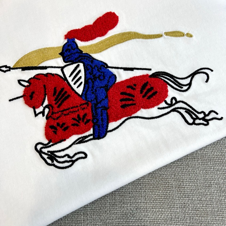 Bur巴宝莉、2026春夏新品短袖T恤，以100%纯棉面料打造，柔软亲肤、透气吸汗，经典圆领简约大气，宽