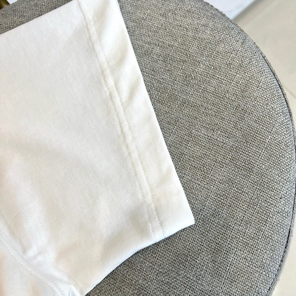 Bur巴宝莉、2026春夏新品短袖T恤，以100%纯棉面料打造，柔软亲肤、透气吸汗，经典圆领简约大气，宽