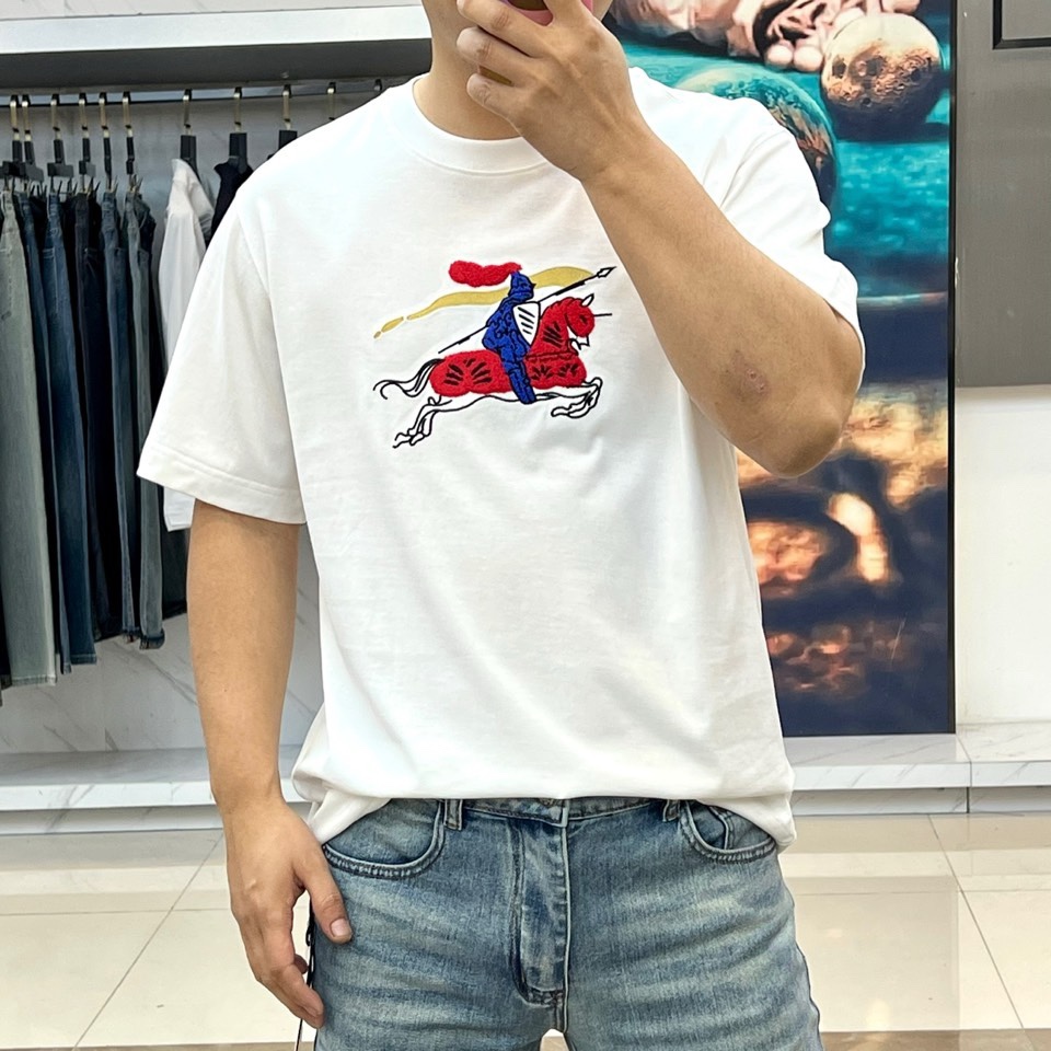 Bur巴宝莉、2026春夏新品短袖T恤，以100%纯棉面料打造，柔软亲肤、透气吸汗，经典圆领简约大气，宽