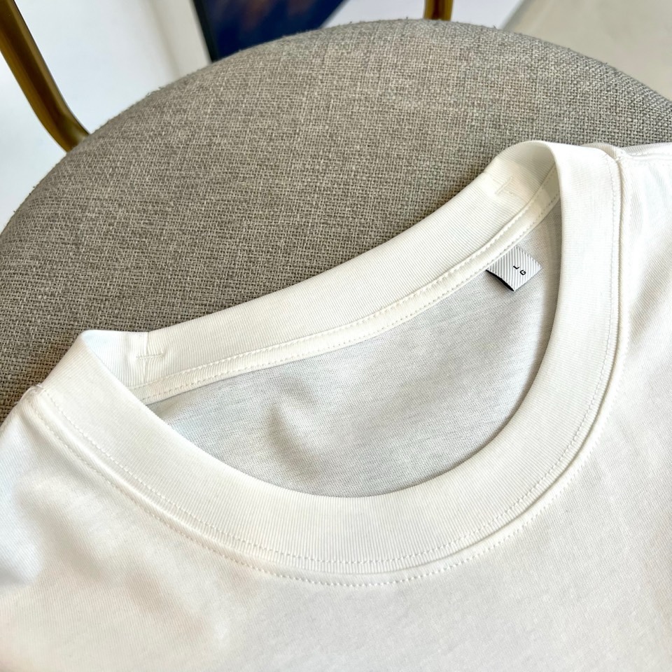 Bur巴宝莉、2026春夏新品短袖T恤，以100%纯棉面料打造，柔软亲肤、透气吸汗，经典圆领简约大气，宽