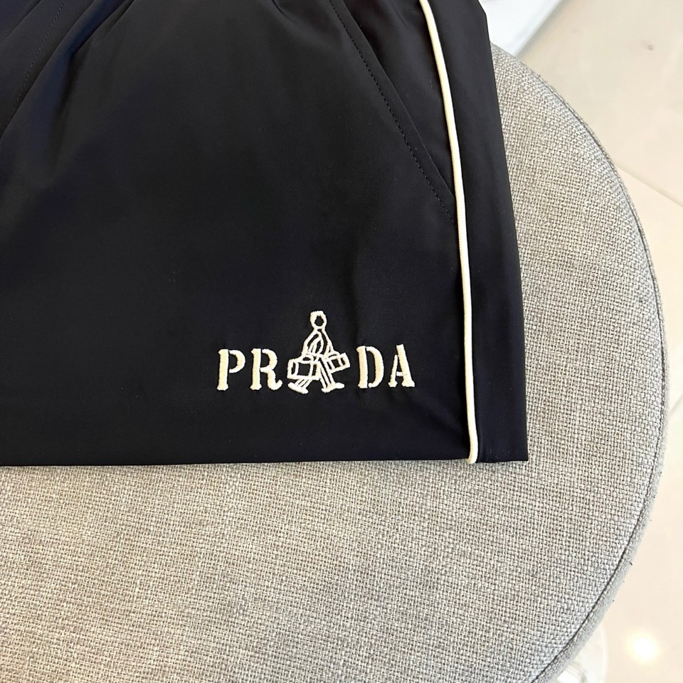 Prad普拉达、2026春夏新品卫裤，以极简高级感重塑休闲穿搭！裤身利落大气，侧边条纹纵向延伸，瞬间拉长