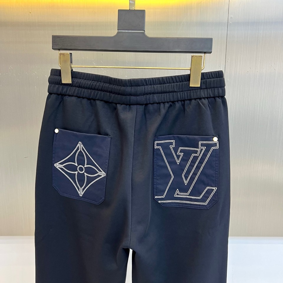 1v威登、2026春夏男士运动休闲裤，重新定义都市闲适风范。款式以宽松直筒廓形呈现，线条流畅利落，有效修