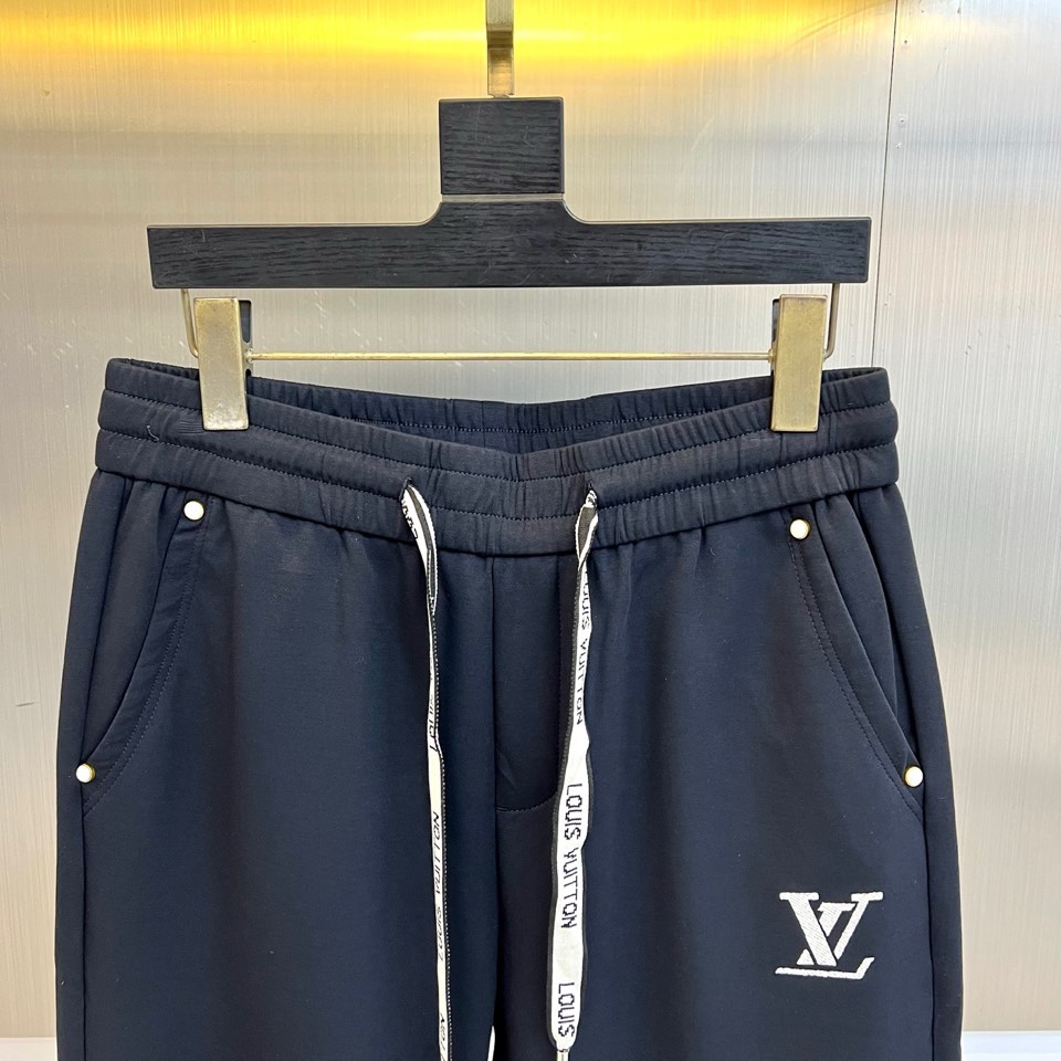 1v威登、2026春夏男士运动休闲裤，重新定义都市闲适风范。款式以宽松直筒廓形呈现，线条流畅利落，有效修
