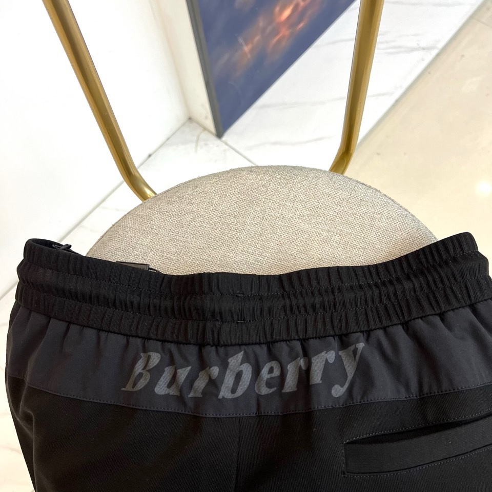 Bur巴宝莉、2026春夏男士休闲裤，以流畅的直筒廓形诠释都市松弛风尚。其核心在于高腰处的松紧抽绳设计，
