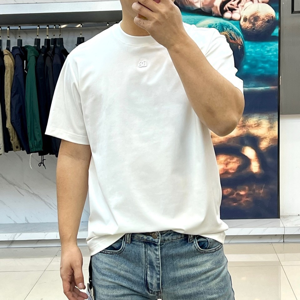 DG杜嘉、 2026春夏新品男士短袖T恤，以经典圆领与宽松廓形诠释极简休闲风尚。胸前点缀小巧的立体品牌标