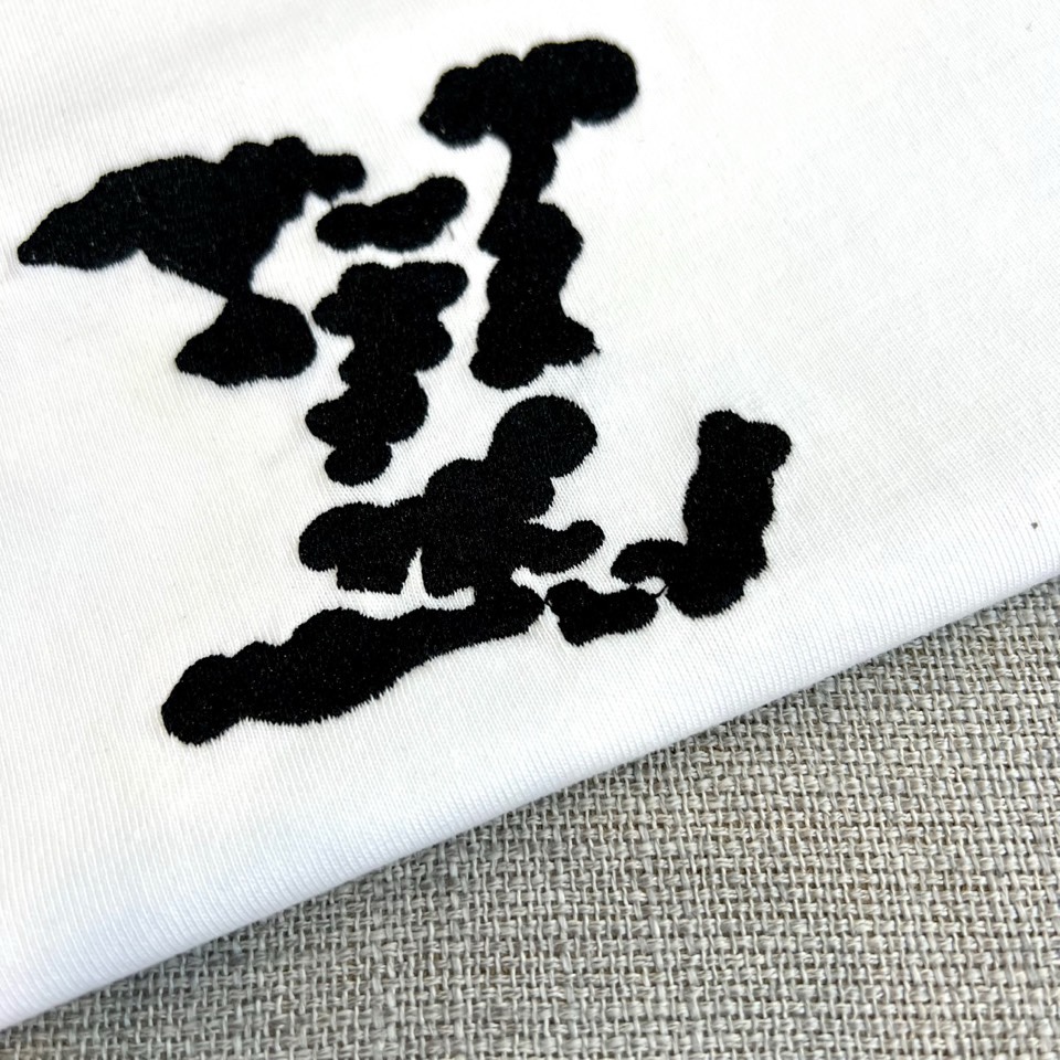 1v威登、2026春夏新品短袖T恤，采用简约圆领与宽松版型，打造休闲随性廓形。左胸饰以独特印花图案，艺术