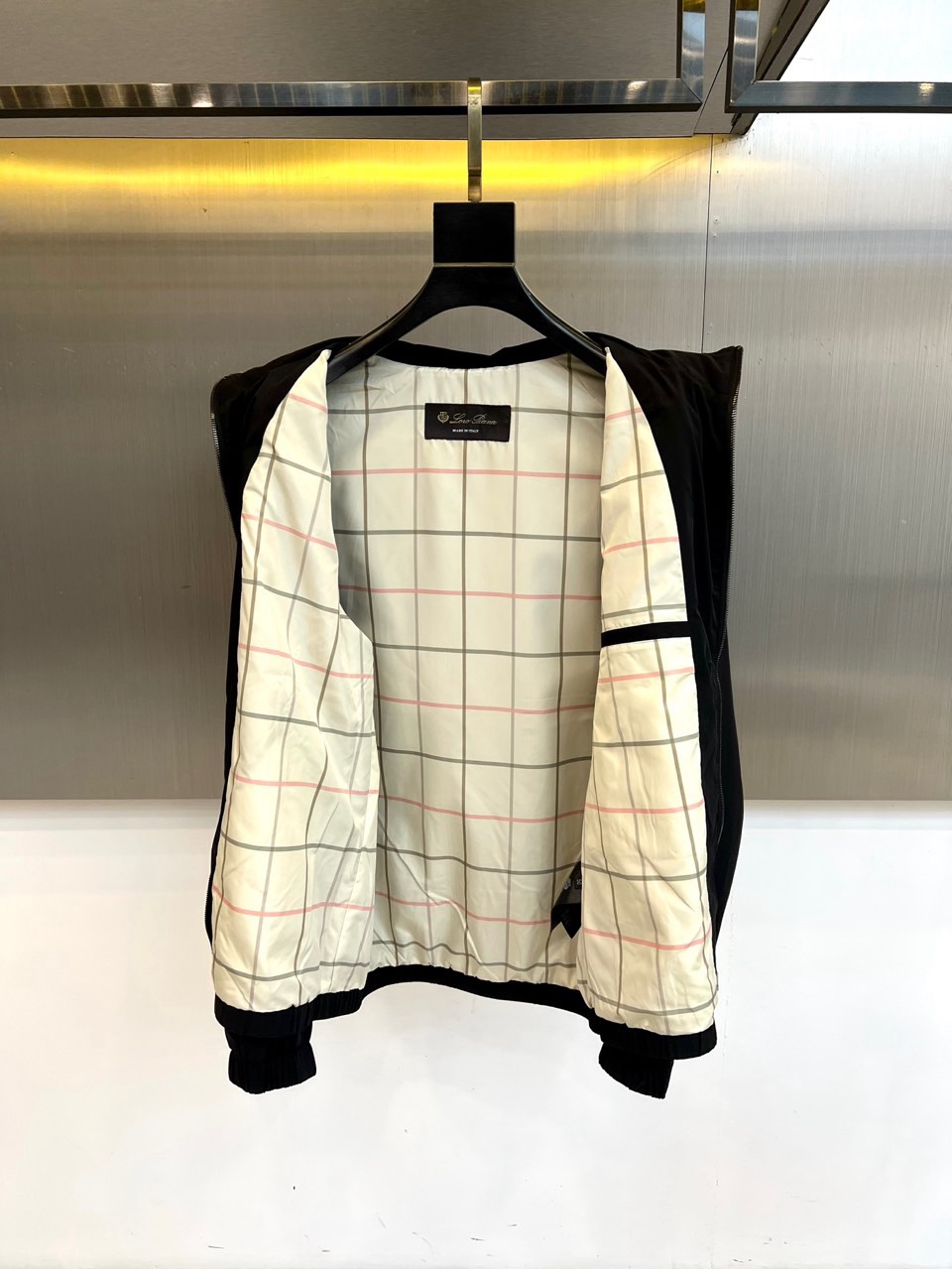 Loro Piana诺悠翩雅、 2026春夏新品连帽夹克，连帽立领设计兼具功能性与时尚感，抽绳调节贴合不