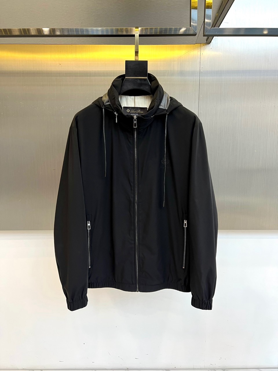 NO:760814,Loro Piana is elegant and elegant,  2026 spring and summer new hooded jacket. The hooded stand-up collar design is both functional and fashionable. The drawstring adjustment fits different styling needs. The front zipper closure is equipped with a metal puller, and the details are exquisite and neat. The zipper pockets on both sides are practical and enhance the level. The cuffs and hem are elasticated to ensure comfortable and stylish wear. The brand logo is embroidered on the left chest, low-key showing the luxury gene. The fabric is light and crisp, and windproof.  Breathable, suitable for various scenes in spring and summer. The overall style combines Italian minimalism and modern leisure. It can be paired with shirts, T-shirts or sweaters to easily ma19860909Loro Piana诺悠翩雅、 2026春夏新品连帽夹克,连帽立领设计兼具功能性与时尚感,抽绳调节贴合不同造型需求.正面拉链开合搭配金属拉头,细节精致利落.两侧拉链口袋实用且提升层次,袖口与下摆松紧收口确保穿着舒适有型.左胸处刺绣品牌标识,低调彰显奢华基因.面料轻盈挺括,具备防风透气特性,适配春夏多场景穿搭.整体风格融合意式极简与现代休闲,可搭配衬衫、T恤或针织衫,轻松驾驭通勤、出游或轻商务场合.以低调奢华诠释都市精英的从容姿态,是春夏衣橱中兼具实穿与格调的理想之选.48-56（模特173,143斤上身50码）,,loro piana,jackets & coats,shirts,tees，t-shirt,hats,,Men's clothing