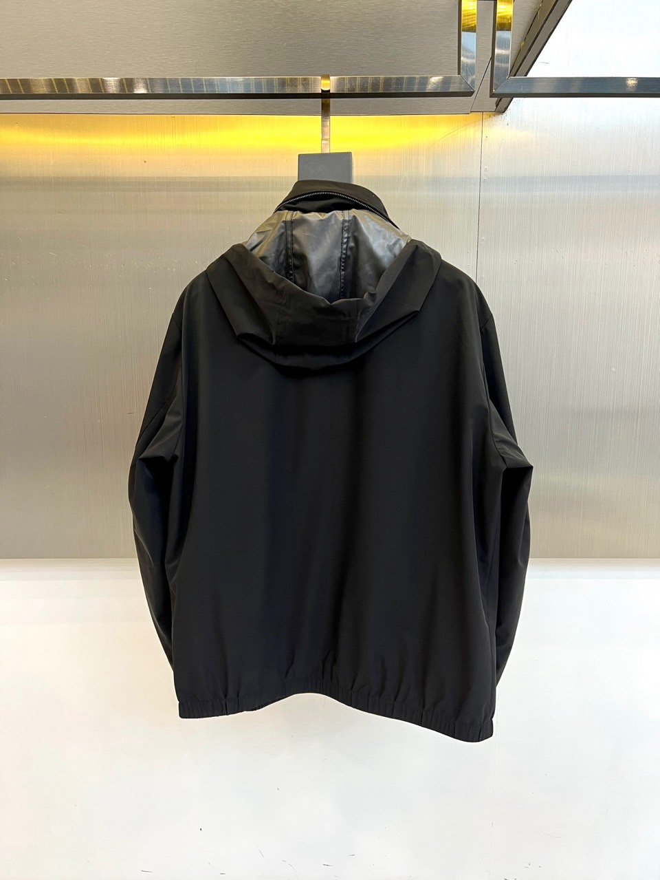 Loro Piana诺悠翩雅、 2026春夏新品连帽夹克，连帽立领设计兼具功能性与时尚感，抽绳调节贴合不