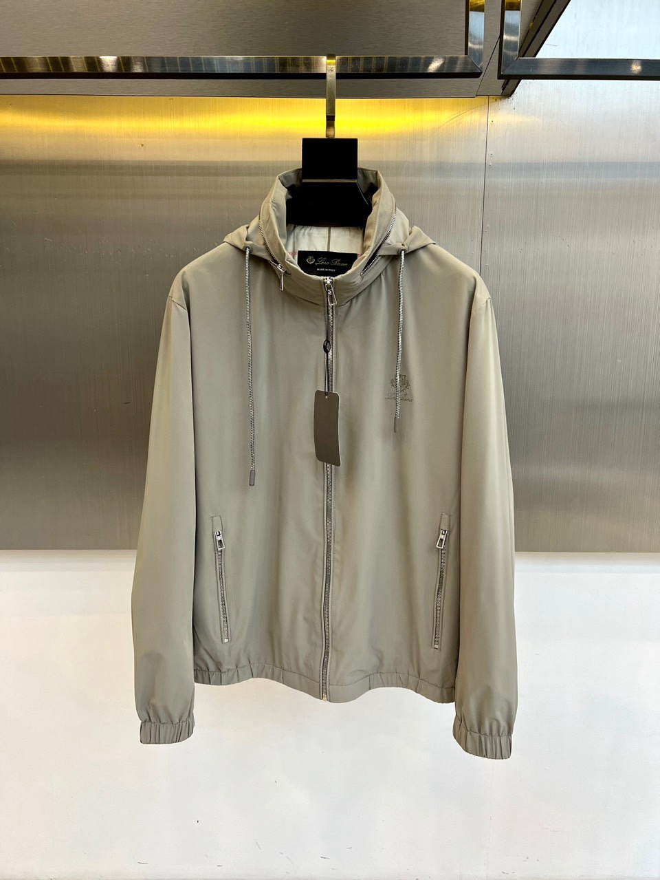 Loro Piana诺悠翩雅、 2026春夏新品连帽夹克，连帽立领设计兼具功能性与时尚感，抽绳调节贴合不