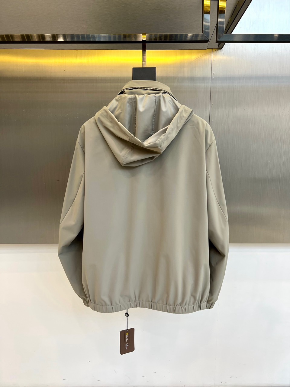 Loro Piana诺悠翩雅、 2026春夏新品连帽夹克，连帽立领设计兼具功能性与时尚感，抽绳调节贴合不
