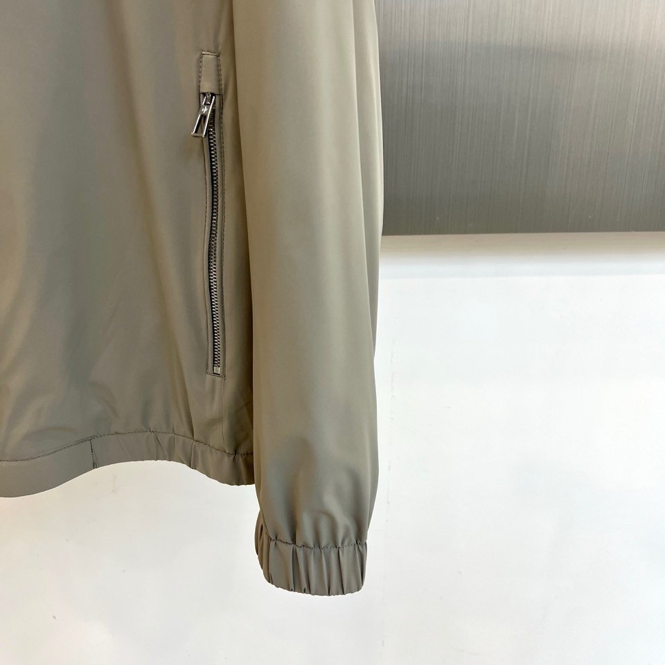 Loro Piana诺悠翩雅、 2026春夏新品连帽夹克，连帽立领设计兼具功能性与时尚感，抽绳调节贴合不