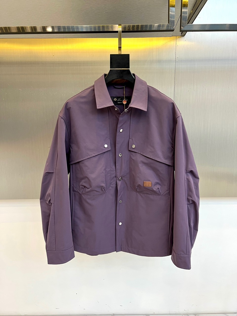 Loro Piana 2026春夏新品衬衫式外套，以经典翻领与纽扣开襟设计，诠释意式休闲优雅。胸前两枚立