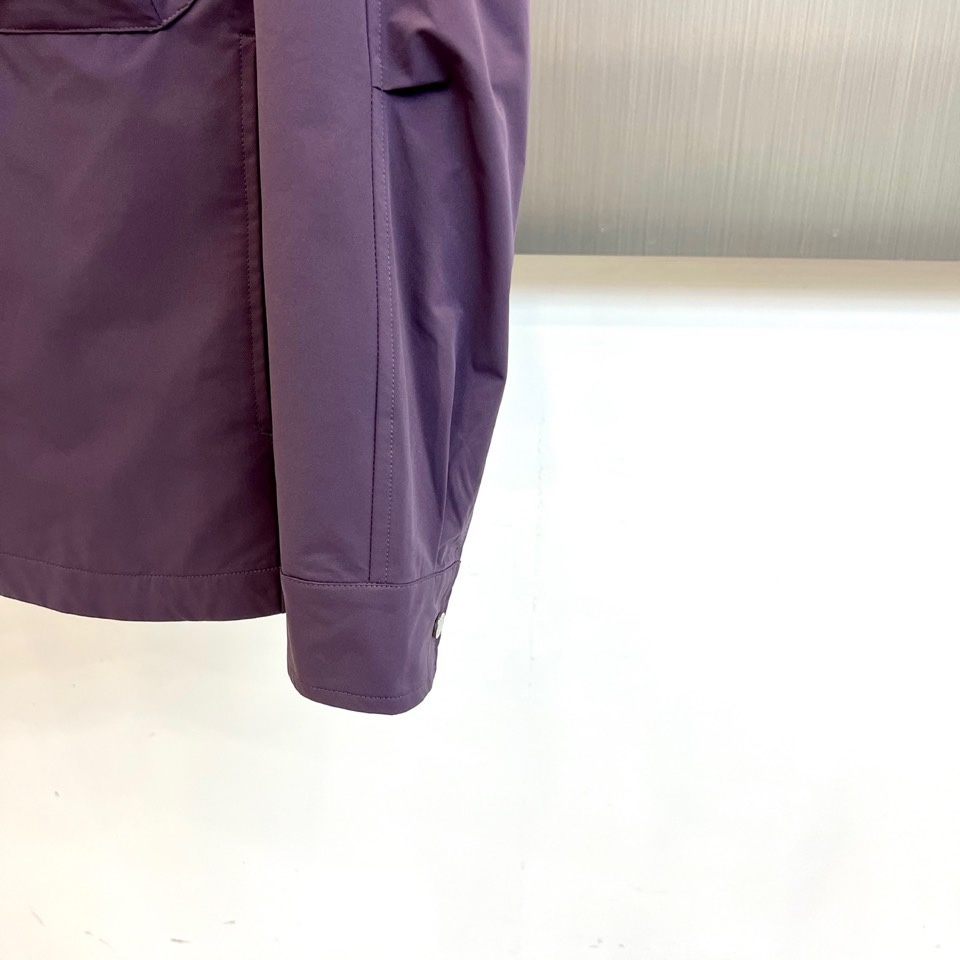 Loro Piana 2026春夏新品衬衫式外套，以经典翻领与纽扣开襟设计，诠释意式休闲优雅。胸前两枚立
