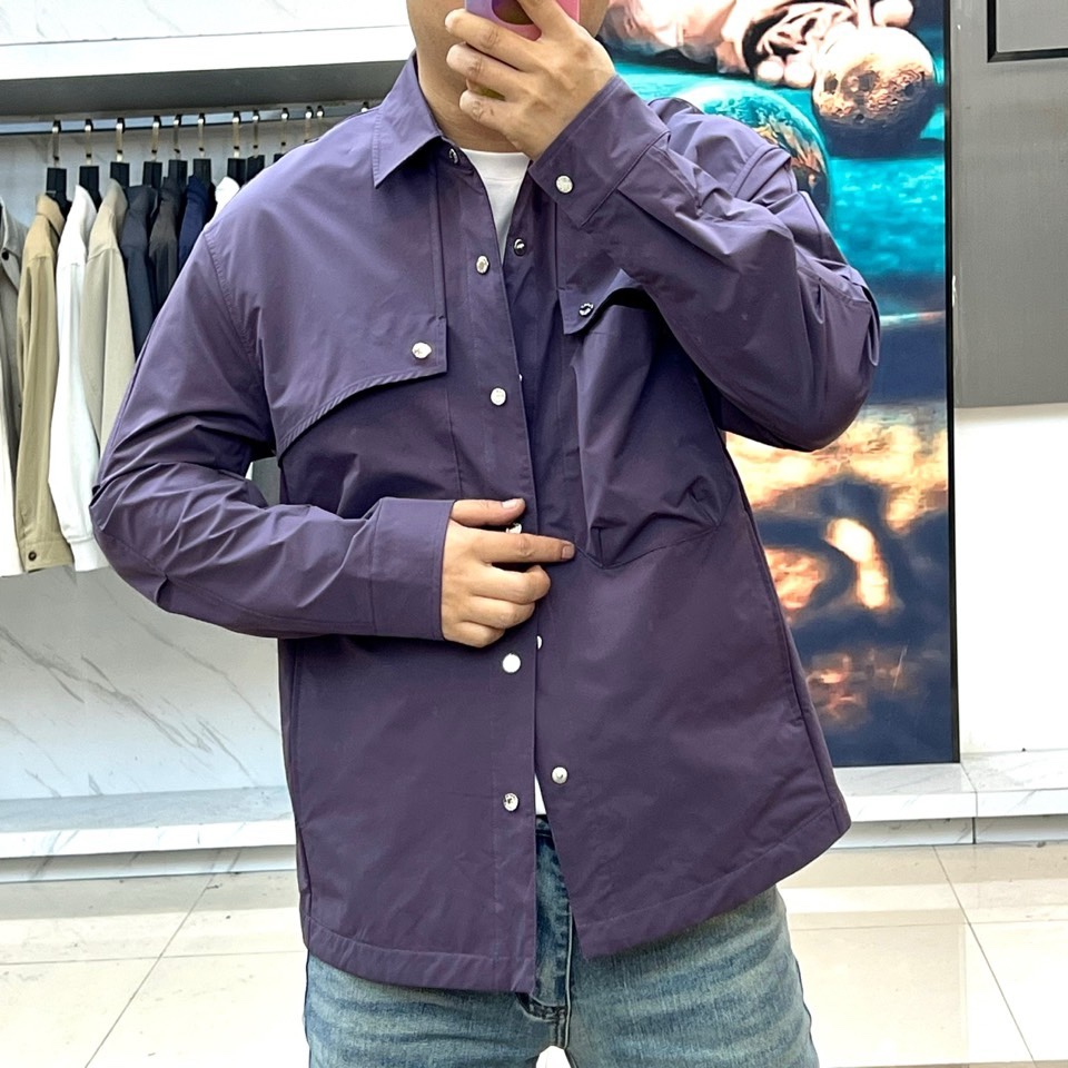 Loro Piana 2026春夏新品衬衫式外套，以经典翻领与纽扣开襟设计，诠释意式休闲优雅。胸前两枚立