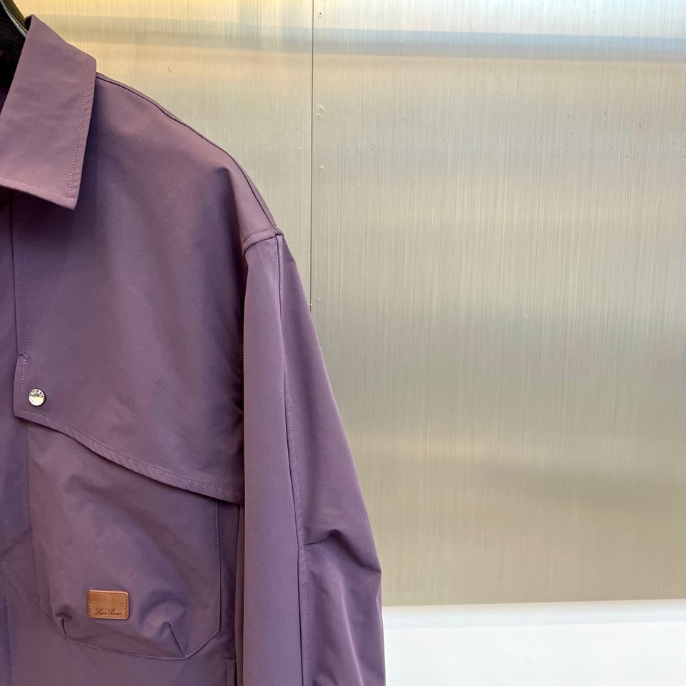 Loro Piana 2026春夏新品衬衫式外套，以经典翻领与纽扣开襟设计，诠释意式休闲优雅。胸前两枚立