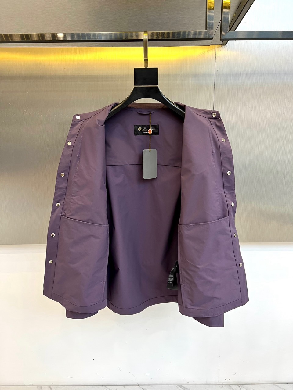 Loro Piana 2026春夏新品衬衫式外套，以经典翻领与纽扣开襟设计，诠释意式休闲优雅。胸前两枚立