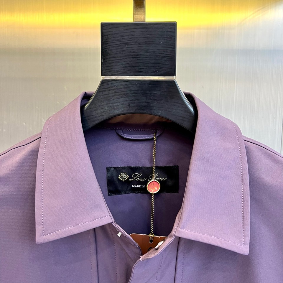 Loro Piana 2026春夏新品衬衫式外套，以经典翻领与纽扣开襟设计，诠释意式休闲优雅。胸前两枚立