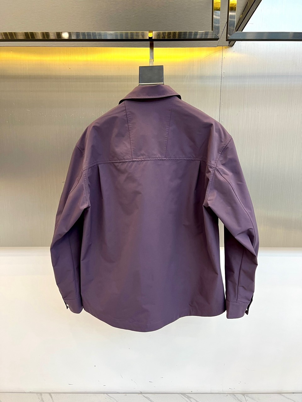 Loro Piana 2026春夏新品衬衫式外套，以经典翻领与纽扣开襟设计，诠释意式休闲优雅。胸前两枚立