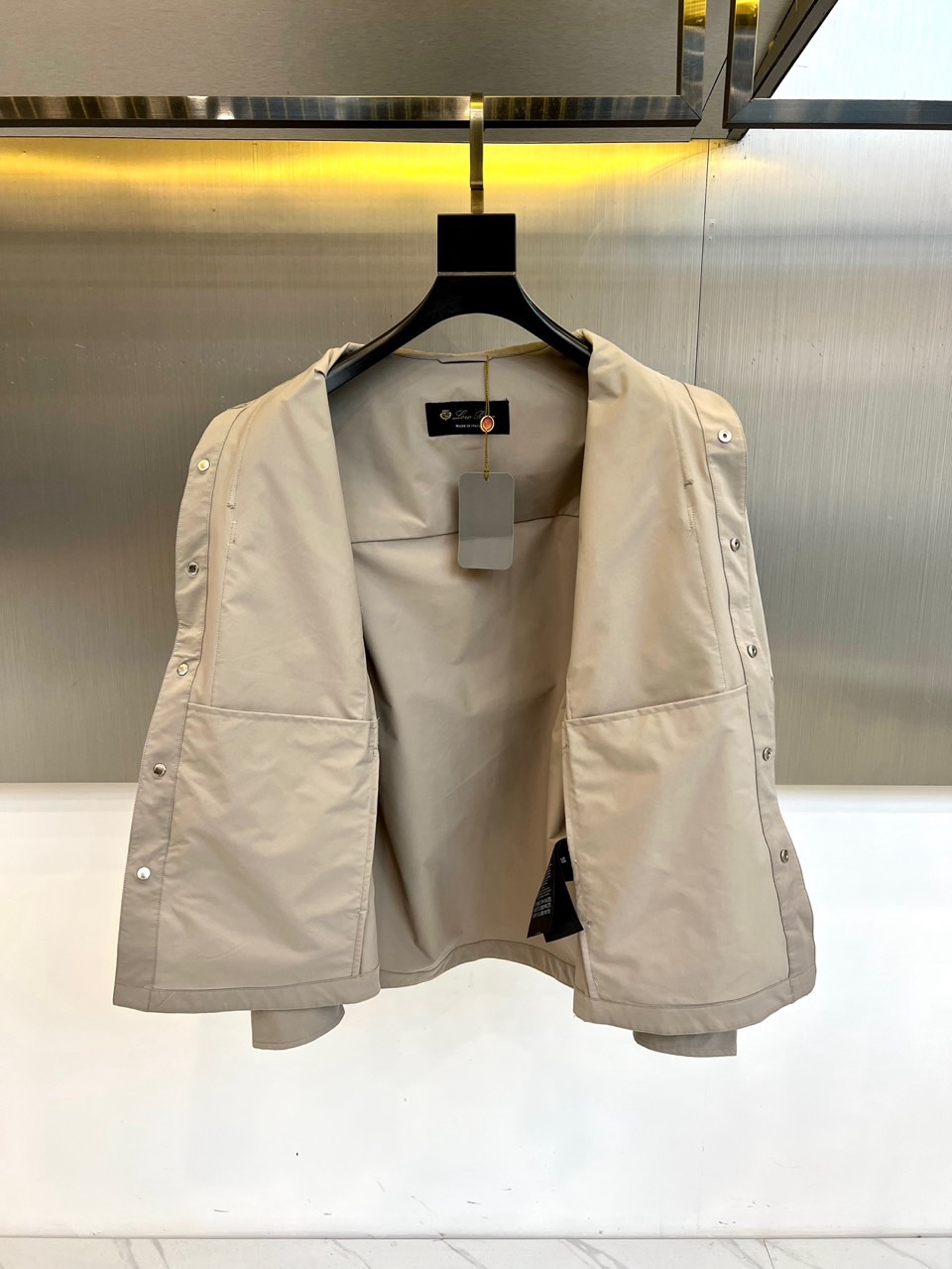 Loro Piana 2026春夏新品衬衫式外套，以经典翻领与纽扣开襟设计，诠释意式休闲优雅。胸前两枚立