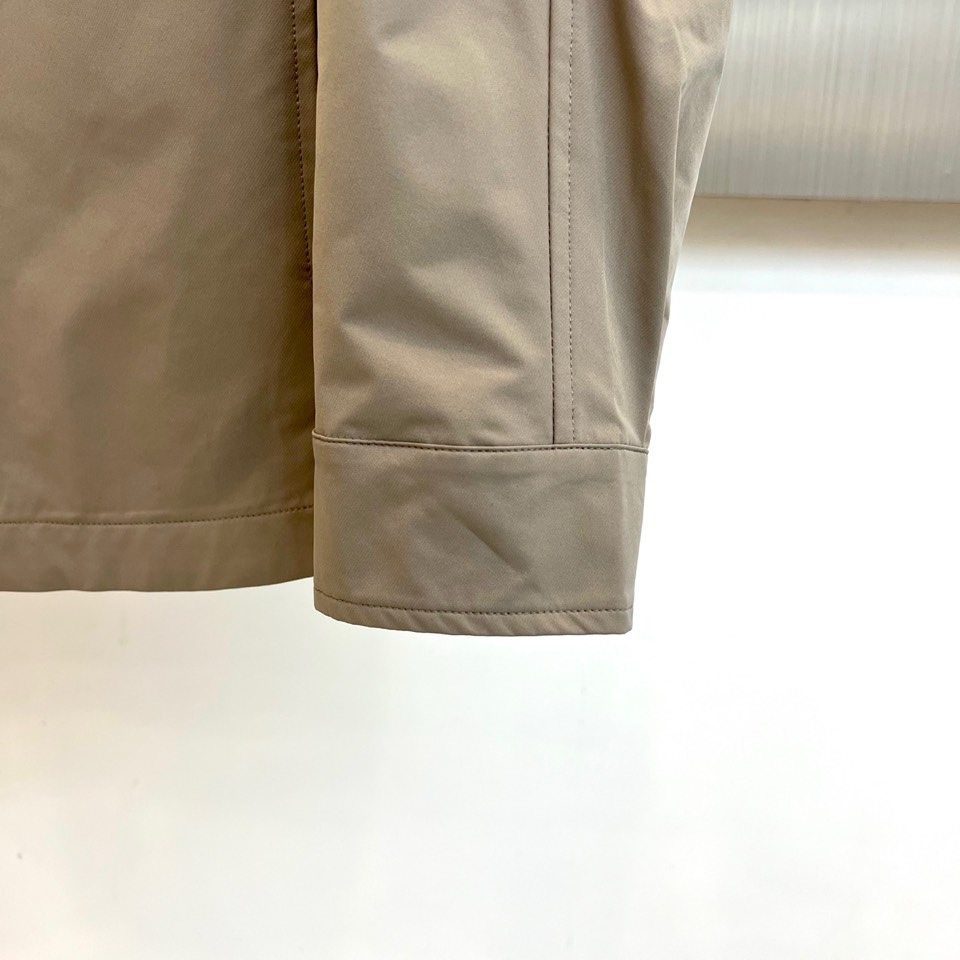 Loro Piana 2026春夏新品衬衫式外套，以经典翻领与纽扣开襟设计，诠释意式休闲优雅。胸前两枚立