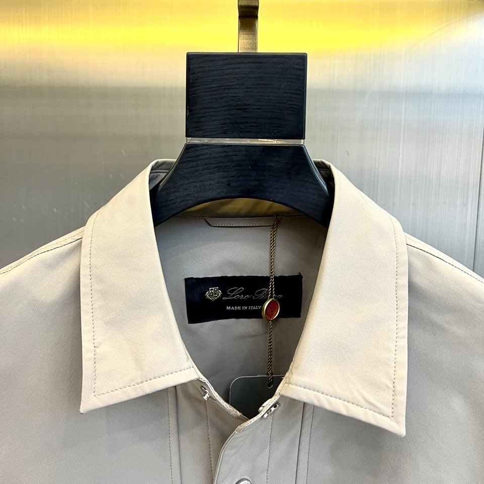 Loro Piana 2026春夏新品衬衫式外套，以经典翻领与纽扣开襟设计，诠释意式休闲优雅。胸前两枚立