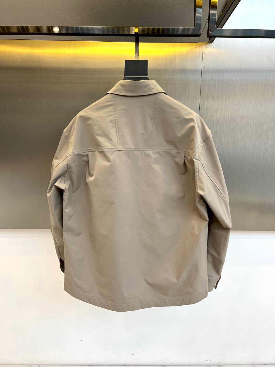Loro Piana 2026春夏新品衬衫式外套，以经典翻领与纽扣开襟设计，诠释意式休闲优雅。胸前两枚立