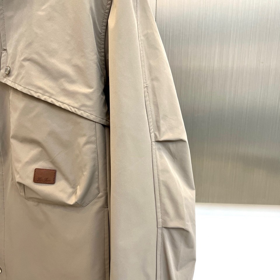 Loro Piana 2026春夏新品衬衫式外套，以经典翻领与纽扣开襟设计，诠释意式休闲优雅。胸前两枚立