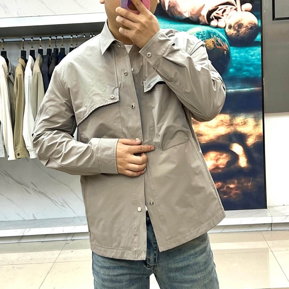 Loro Piana 2026春夏新品衬衫式外套，以经典翻领与纽扣开襟设计，诠释意式休闲优雅。胸前两枚立
