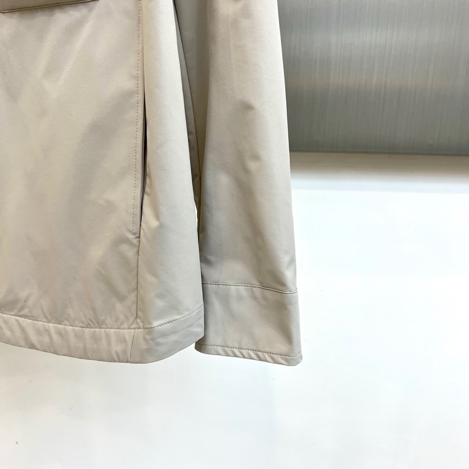 Loro Piana 2026春夏新品衬衫式外套，以经典翻领与纽扣开襟设计，诠释意式休闲优雅。胸前两枚立