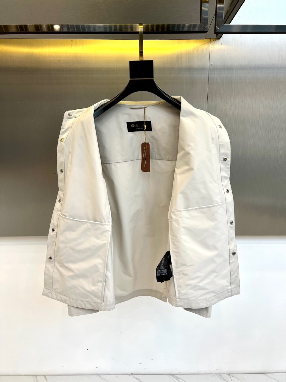 Loro Piana 2026春夏新品衬衫式外套，以经典翻领与纽扣开襟设计，诠释意式休闲优雅。胸前两枚立