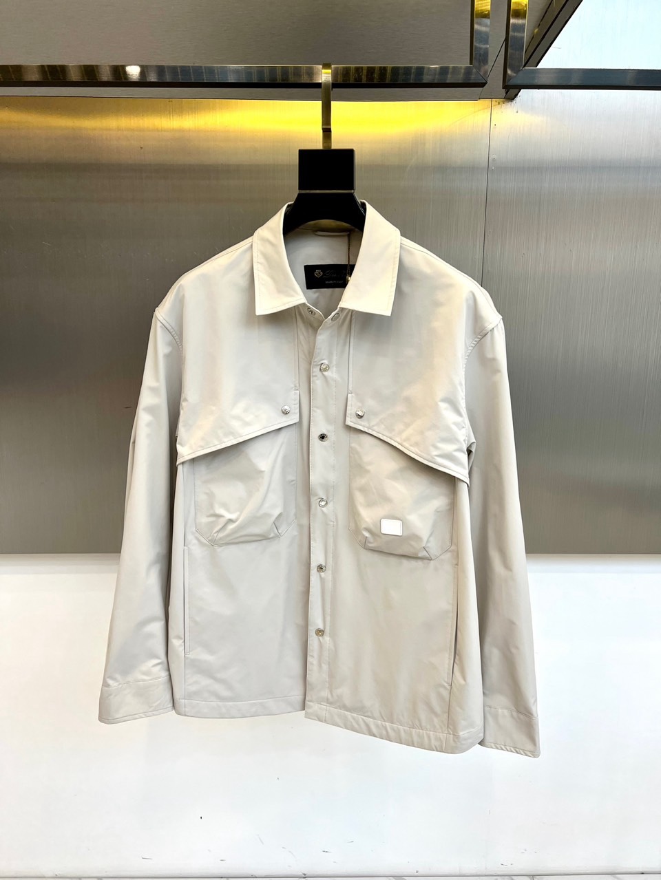 Loro Piana 2026春夏新品衬衫式外套，以经典翻领与纽扣开襟设计，诠释意式休闲优雅。胸前两枚立