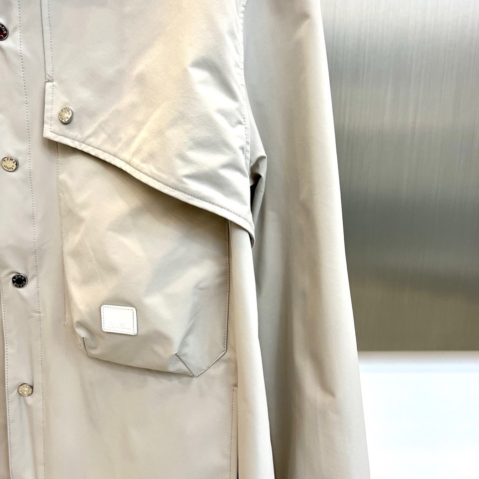 Loro Piana 2026春夏新品衬衫式外套，以经典翻领与纽扣开襟设计，诠释意式休闲优雅。胸前两枚立