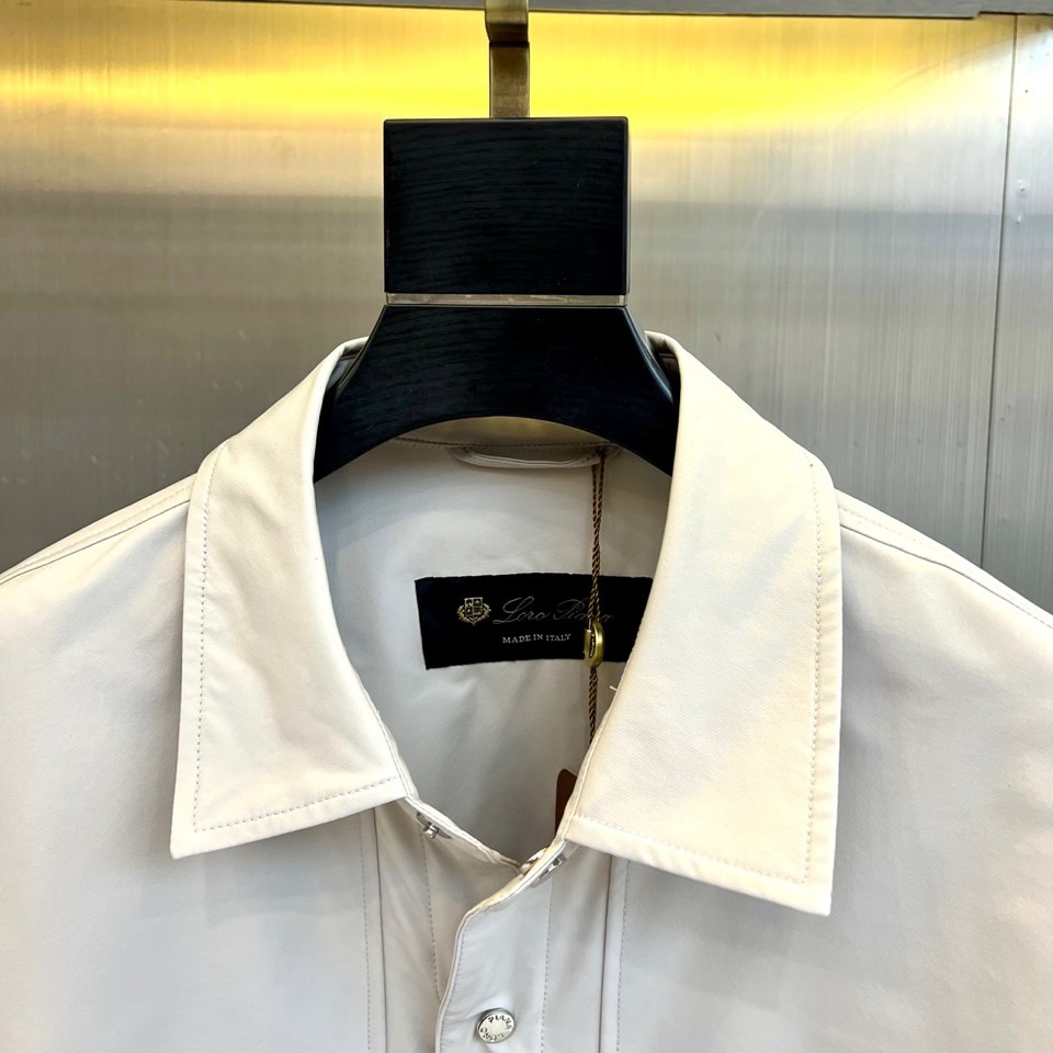 Loro Piana 2026春夏新品衬衫式外套，以经典翻领与纽扣开襟设计，诠释意式休闲优雅。胸前两枚立