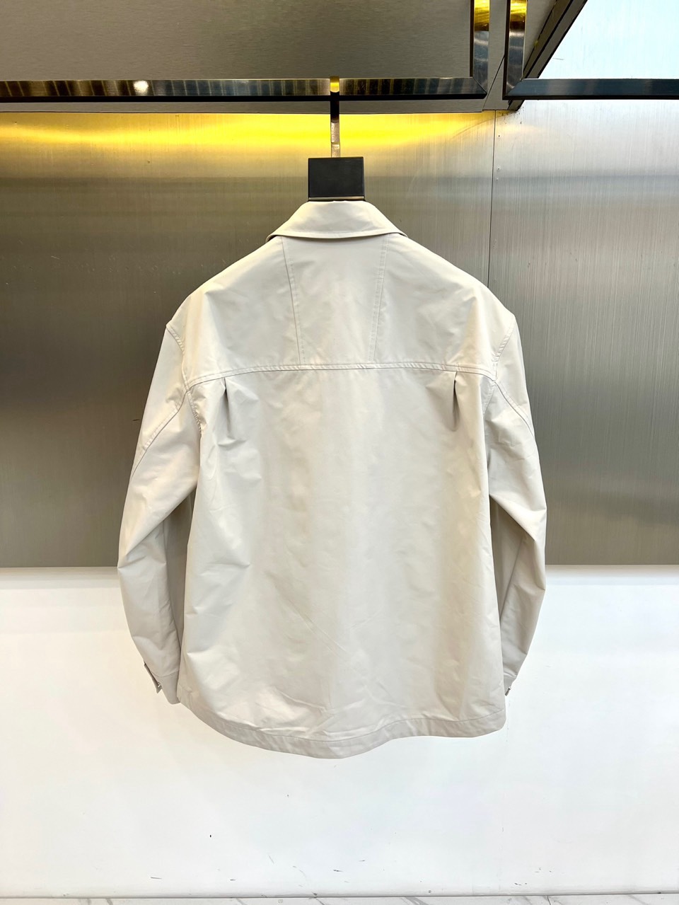 Loro Piana 2026春夏新品衬衫式外套，以经典翻领与纽扣开襟设计，诠释意式休闲优雅。胸前两枚立
