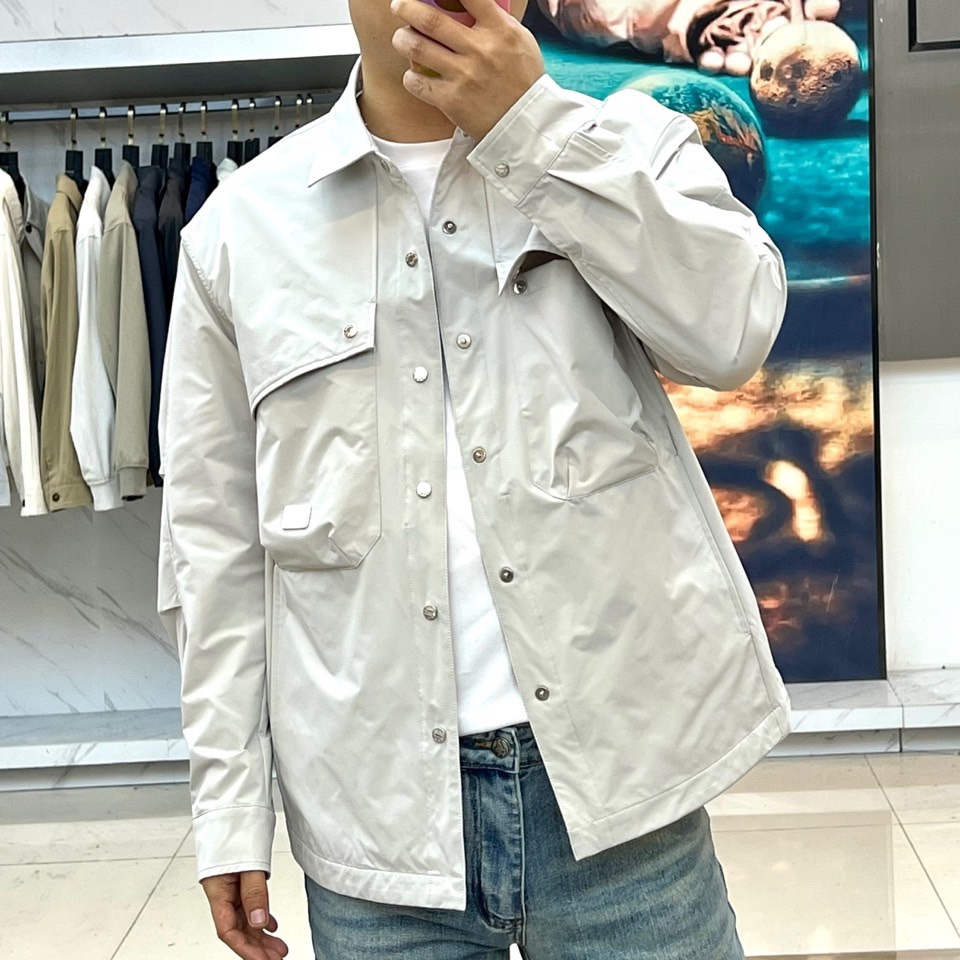 Loro Piana 2026春夏新品衬衫式外套，以经典翻领与纽扣开襟设计，诠释意式休闲优雅。胸前两枚立