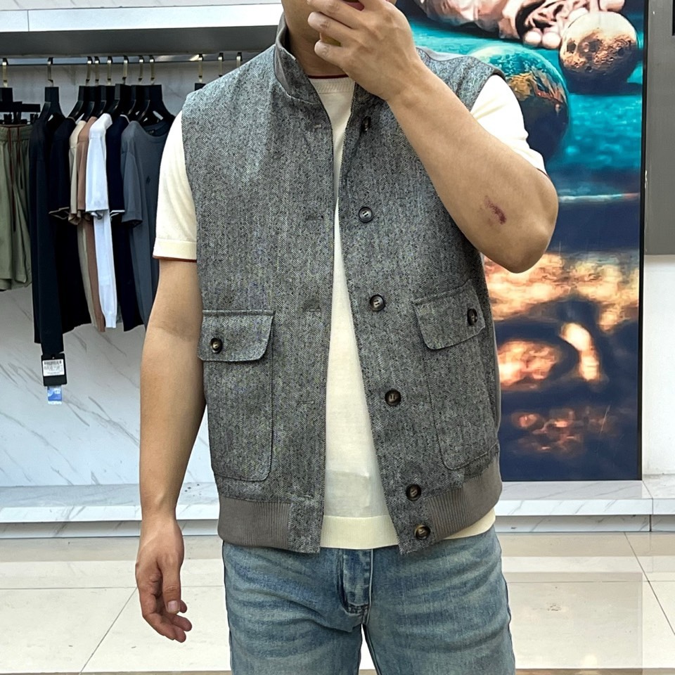 Loro Piana诺悠翩雅、2026春夏新品男士马甲，演绎都市复古与机能休闲的完美融合。这款马甲采用独
