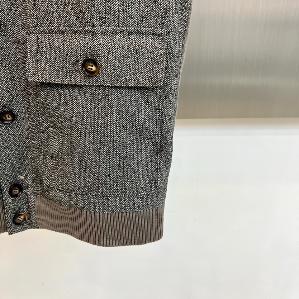 Loro Piana诺悠翩雅、2026春夏新品男士马甲，演绎都市复古与机能休闲的完美融合。这款马甲采用独