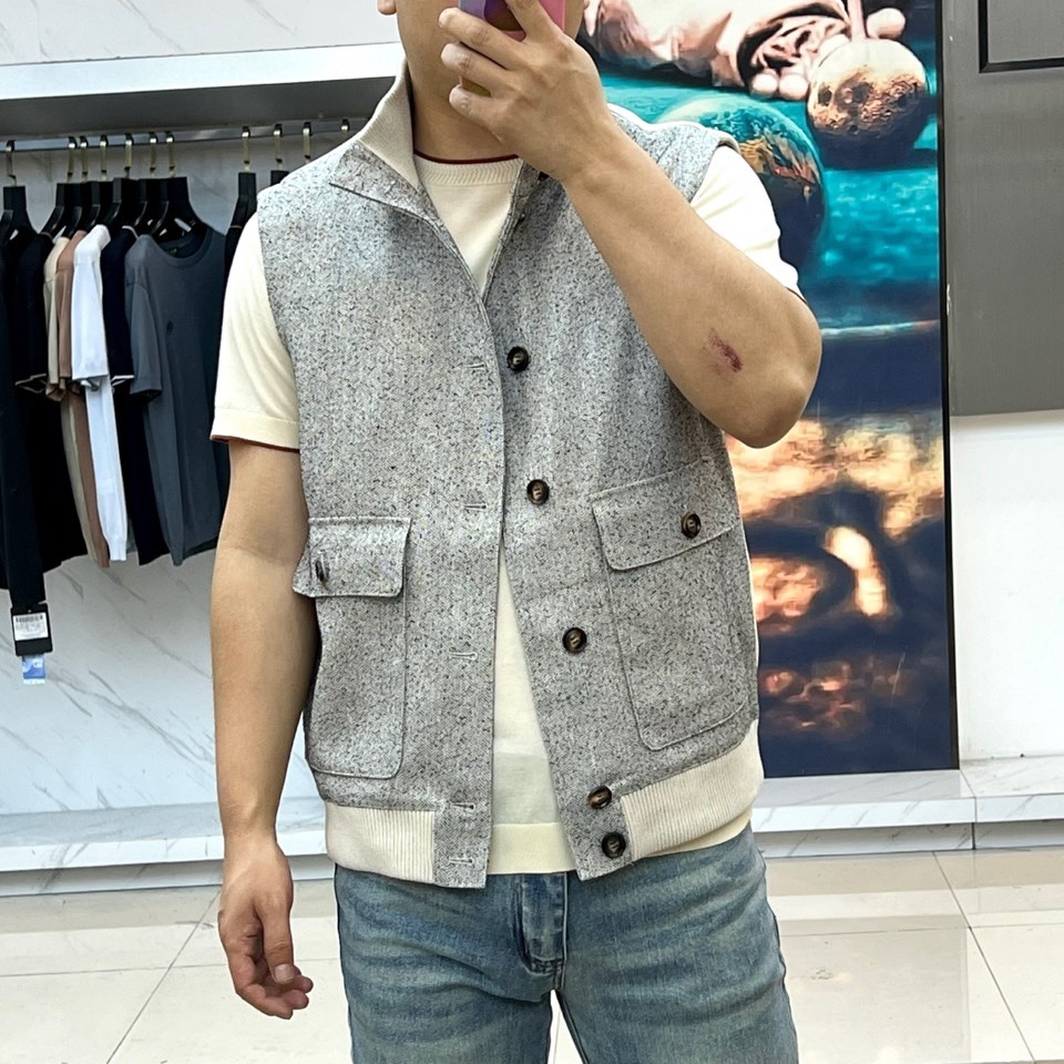 Loro Piana诺悠翩雅、2026春夏新品男士马甲，演绎都市复古与机能休闲的完美融合。这款马甲采用独