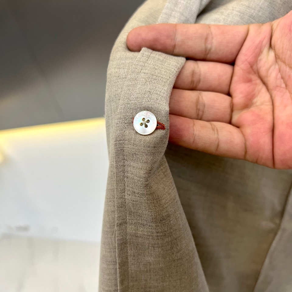 Loro Piana诺悠翩雅、2026春夏新品男士长袖衬衫，这款衬衫采用经典的尖领设计，线条简洁硬朗，完