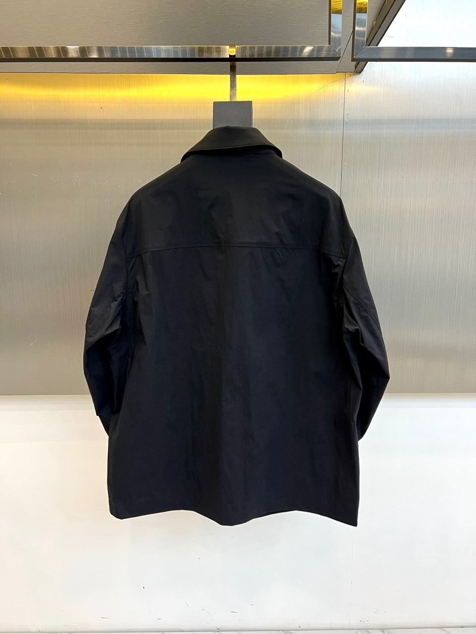 Arcteryx 始祖鸟、2026春夏【商鸟】商务休闲系列外套，以简约利落的衬衫式翻领与纽扣门襟设计，诠