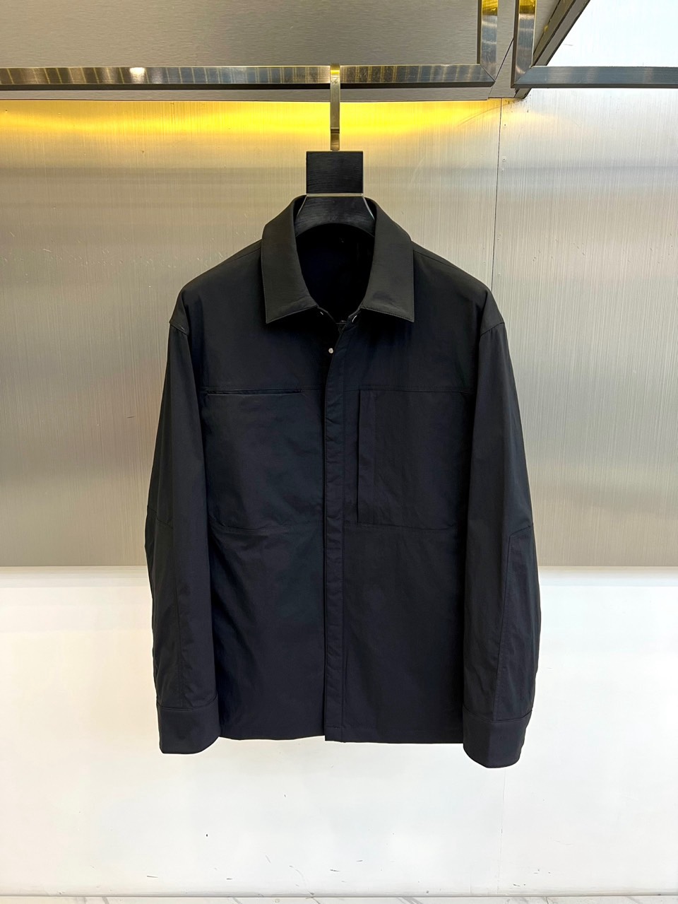 Arcteryx 始祖鸟、2026春夏【商鸟】商务休闲系列外套，以简约利落的衬衫式翻领与纽扣门襟设计，诠