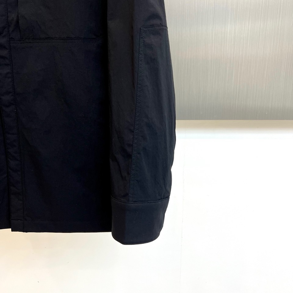 Arcteryx 始祖鸟、2026春夏【商鸟】商务休闲系列外套，以简约利落的衬衫式翻领与纽扣门襟设计，诠