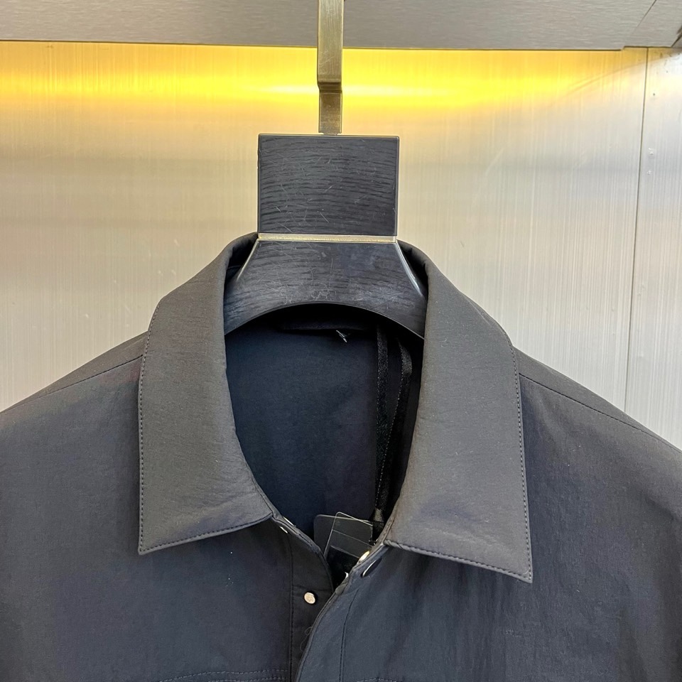 Arcteryx 始祖鸟、2026春夏【商鸟】商务休闲系列外套，以简约利落的衬衫式翻领与纽扣门襟设计，诠